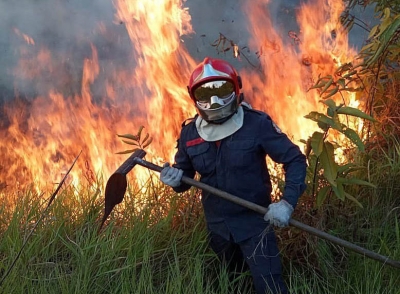 Bolsonaro enfrenta al mundo con su retórica mientras la Amazonía arde